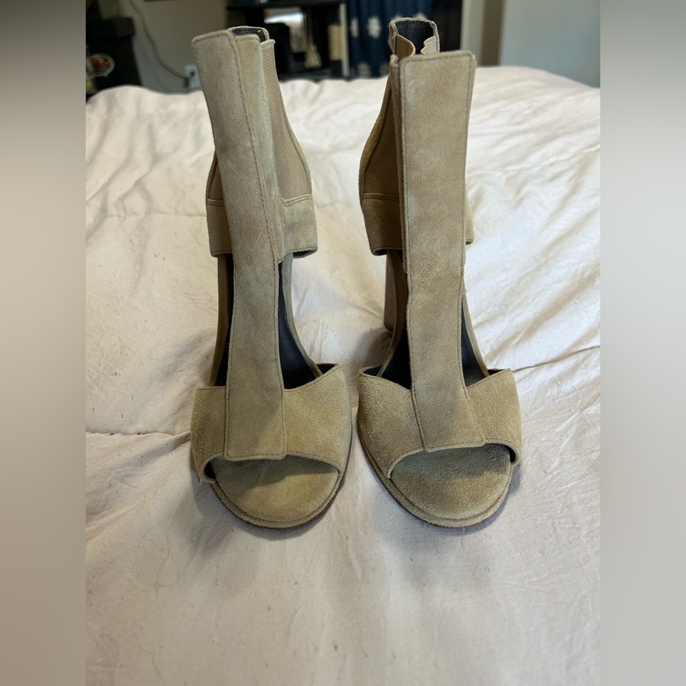 🌻BCBG wedges with snakeskin heel🌻